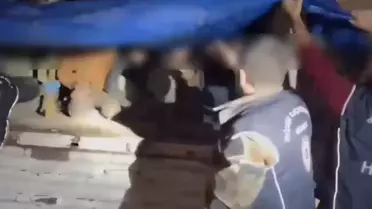 TIR’ın alt kısmında bulunan kaçak göçmenler