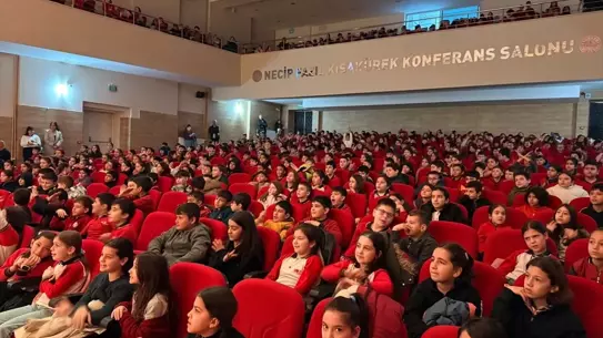 Burdur’da Çocuklara Afet Bilinci Kazandıran Tiyatro Gösterisi