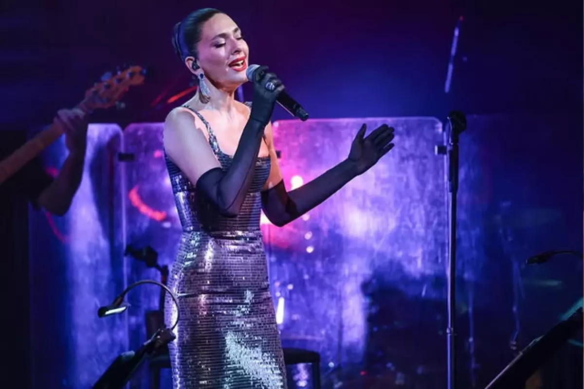 Bergüzar Korel'in Sevgililer Günü Sahnesi: Titreyen Ses ve Duygusal Anlar