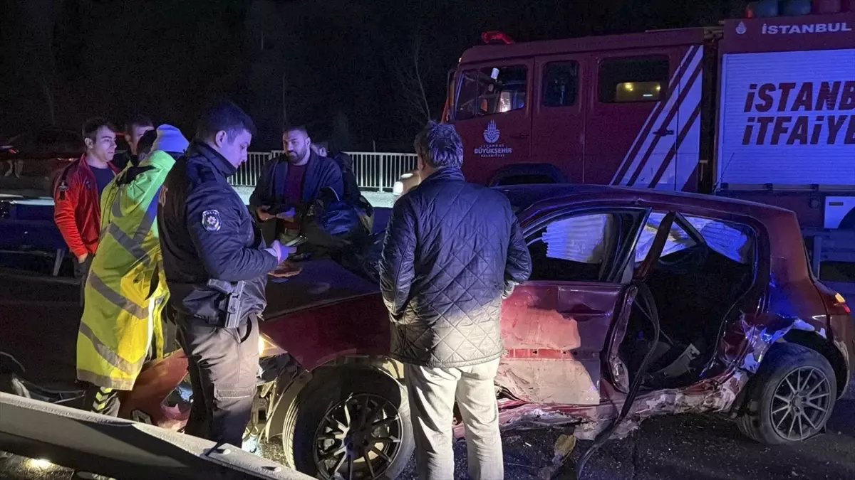 Küçükçekmece’de Çarpışan İki Araçta Sürücüler Hafif Yaralı