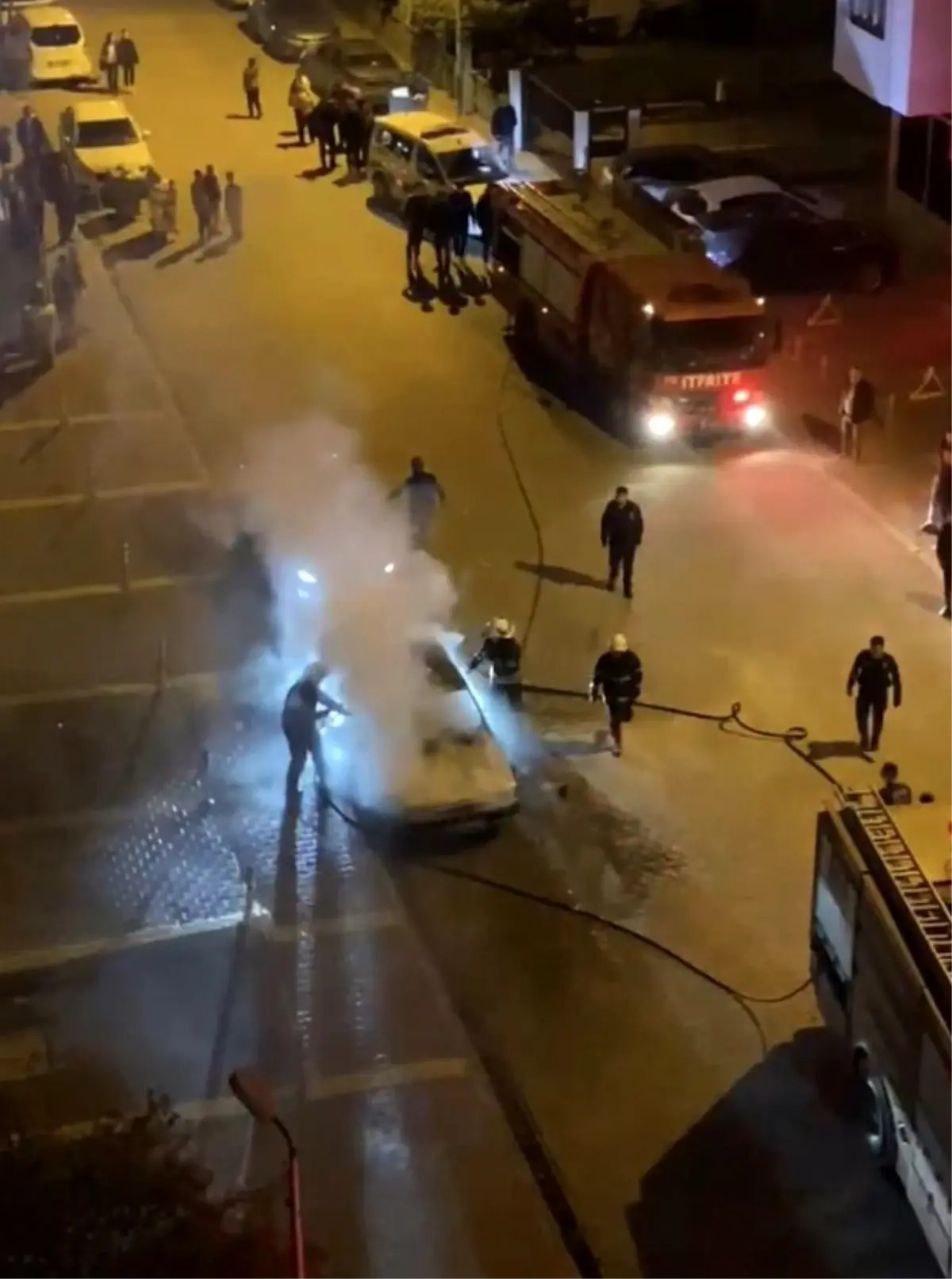 Adana Çukurova'da Park Halindeki Araç Aniden Alev Aldı