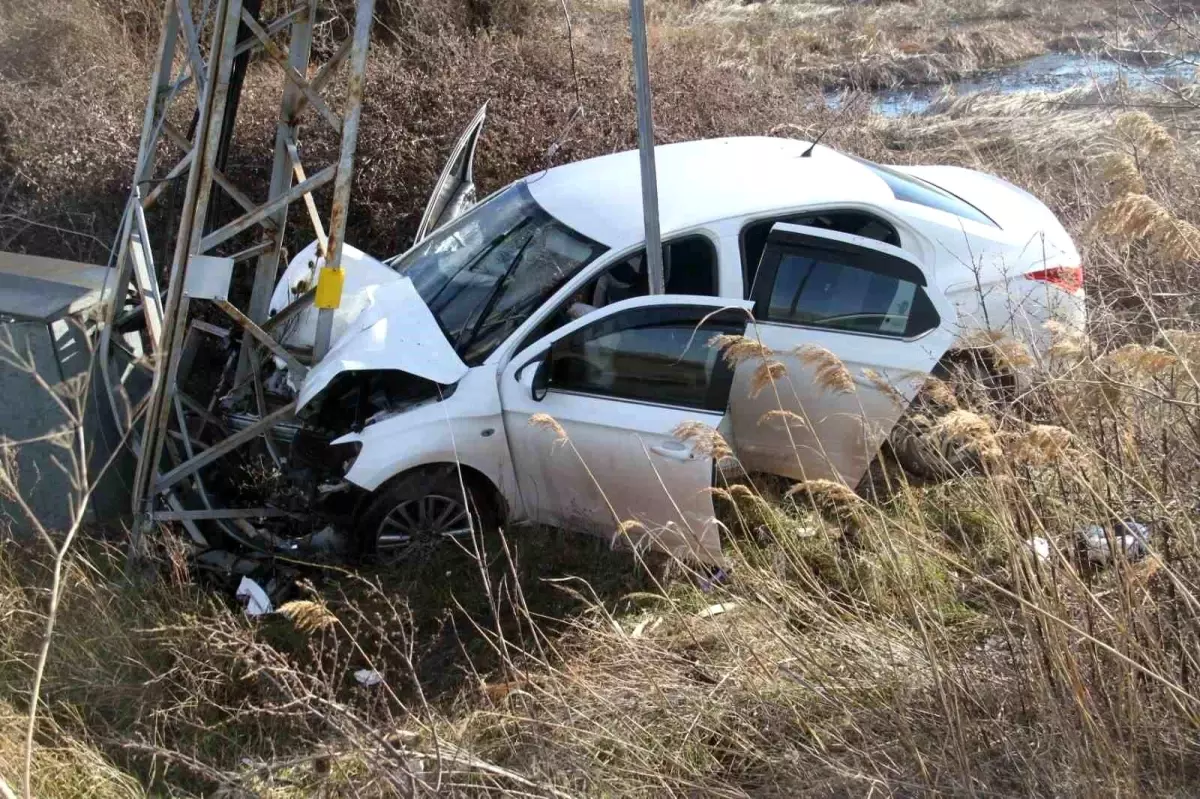 Konya Beyşehir'de Kontrolden Çıkan Araç Elektrik Direğine Çarptı: 3 Yaralı