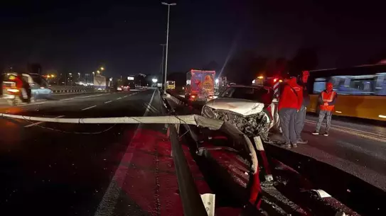 Kaza sonrası araç ve bariyerler