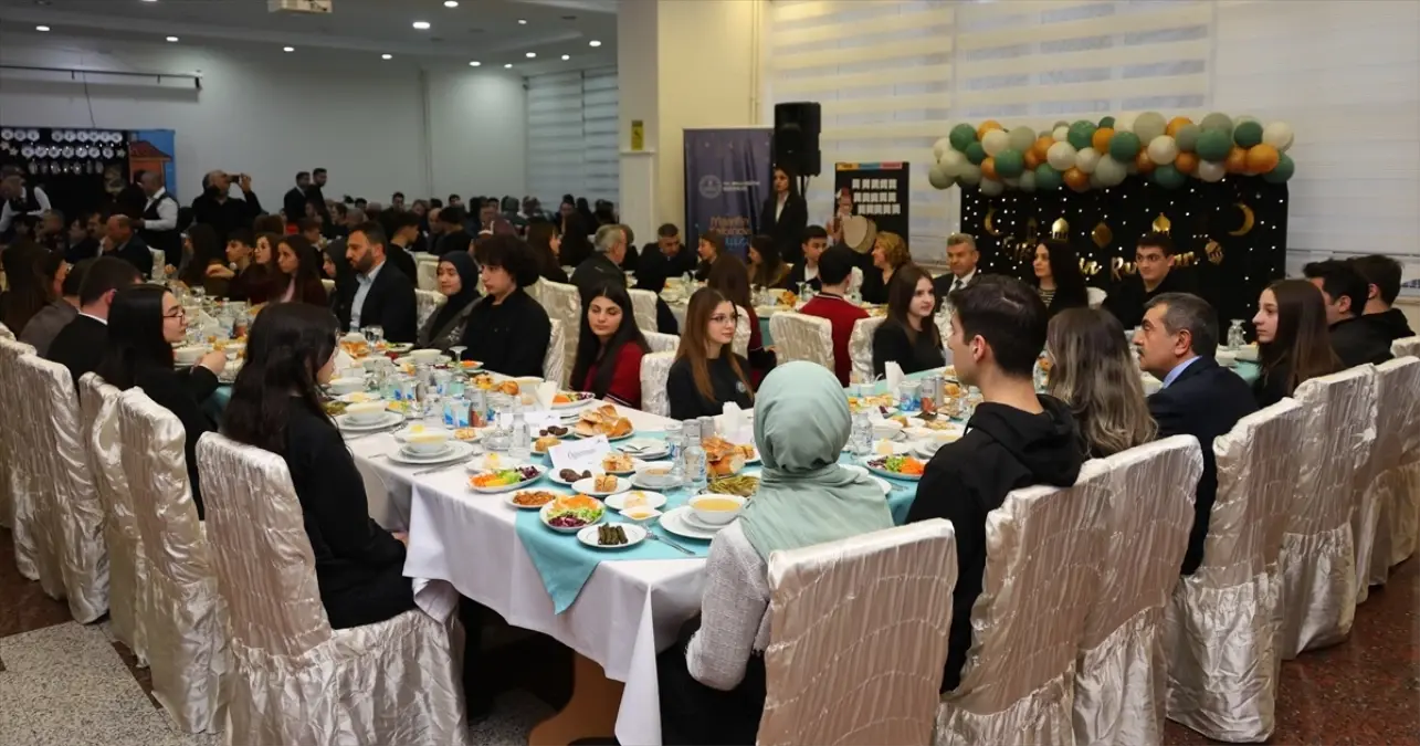 Bakan Tekin öğrencilerle iftar etkinliği