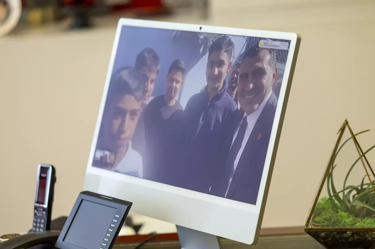 Adana’da Atatürk büstünü koruyan öğrenciler