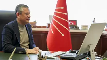 Özgür Özel, Fırtına Gününde Atatürk Büstünü Korumak İçin Çaba Gösteren Gençlerle Buluştu