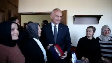 Bakan Ersoy müze gezisi sırasında