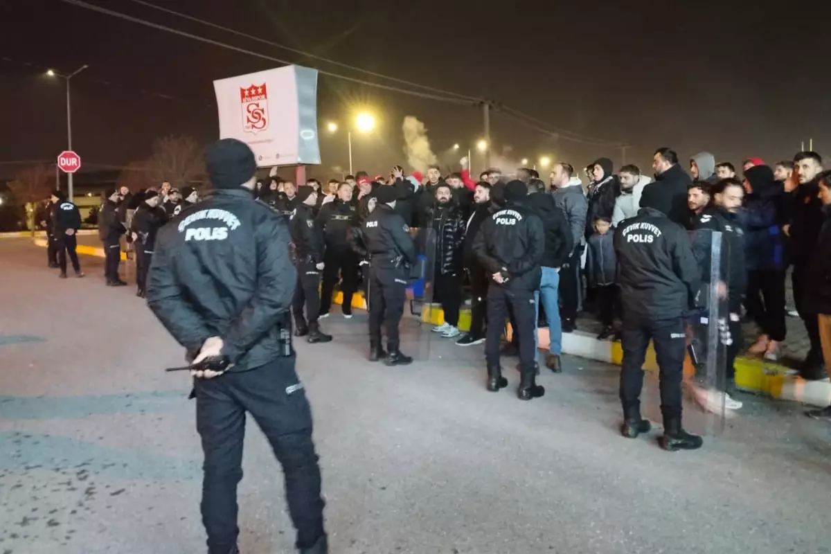 Sivasspor, Adana Demirspor Maçında 1-1 Beraberlik Sonrası Taraftar Protestosu ile Karşılaştı