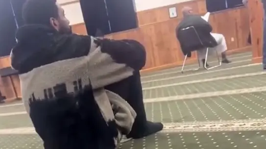 Kyrie Irving camide namaz kılıyor: NBA yıldızının ibadet anları sosyal medyada geniş yankı buldu