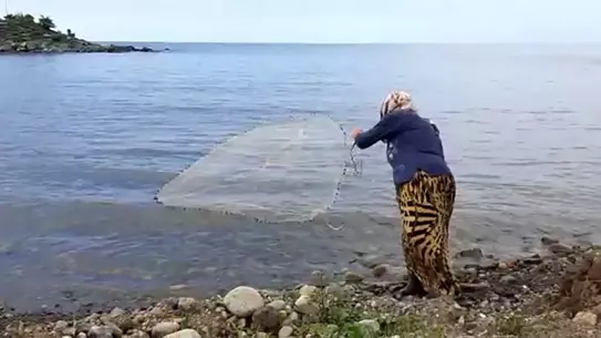 Rize’de 79 Yaşındaki Fatma Teyze’nin Balık Avı: Doğanın İçinde Bir Macera