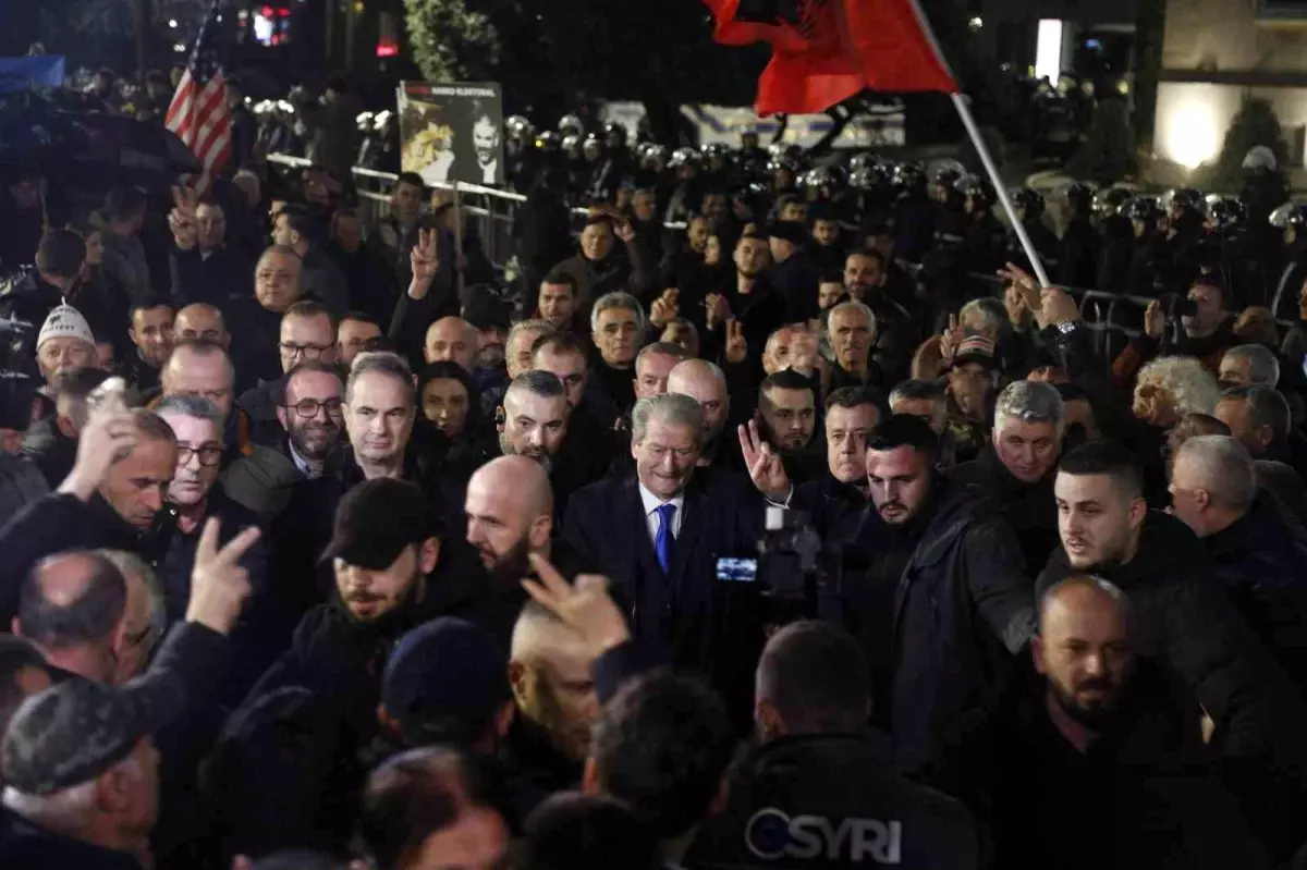 Arnavutluk'ta Başbakan Edi Rama'ya Yönelik Yolsuzluk Protestoları Şiddetleniyor