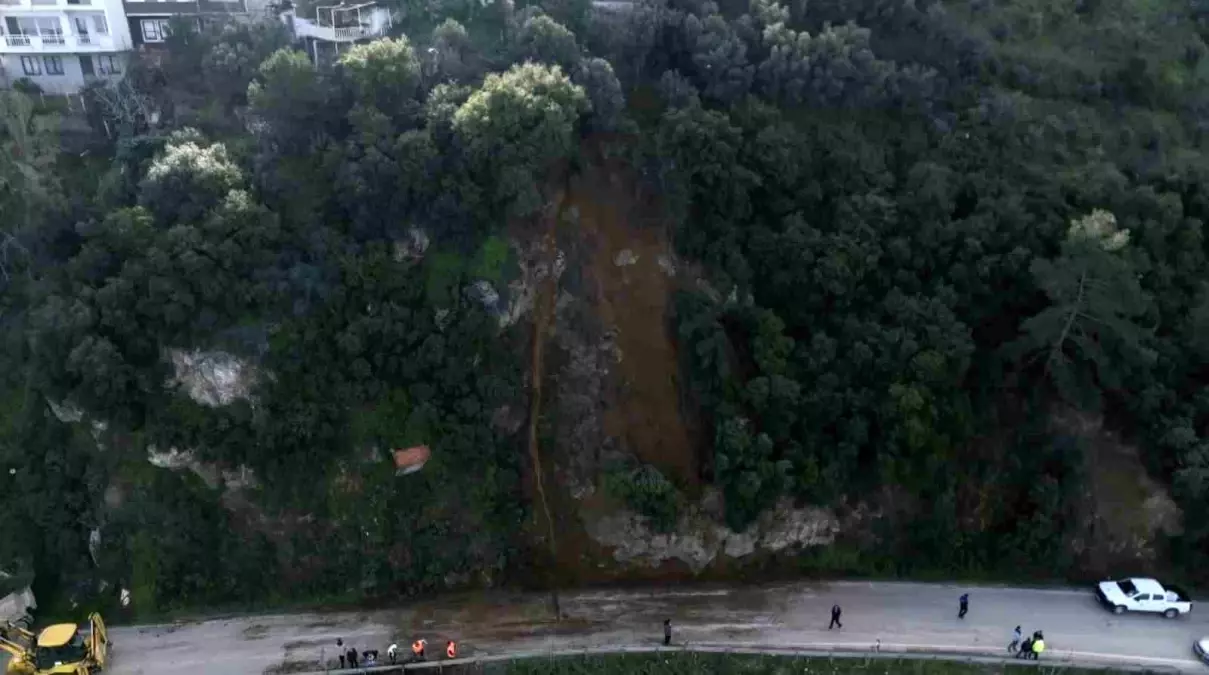 Mudanya’da Heyelan Sonrası Yol Tekrar Açıldı: Ekipler Temizlik ve Güvenlik Çalışmalarını Tamamladı