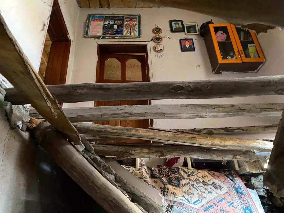 Van'ın Çatak İlçesinde İki Katlı Ev Çökerek Şok Yarattı