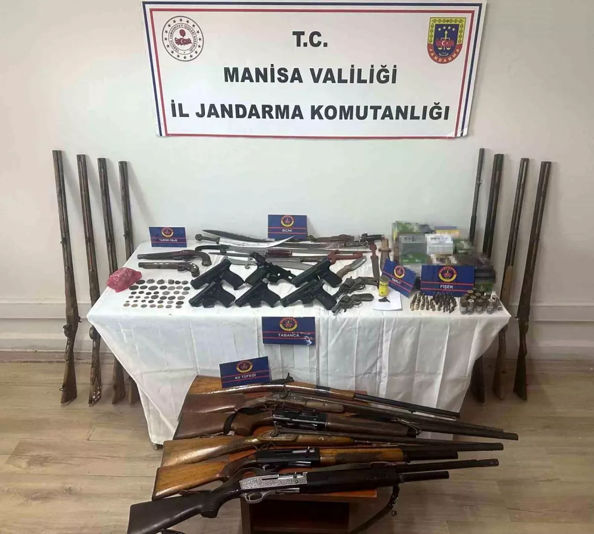 Manisa’da Polis Operasyonu: Ruhsatsız Silah ve Değerli Tarihi Eserler Ele Geçirildi