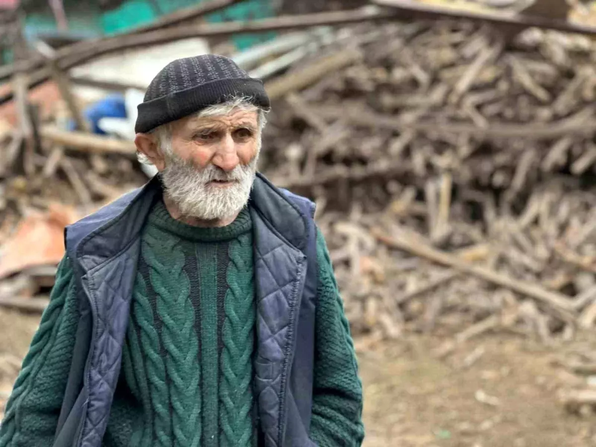 Sakarya’da 76 Yaşındaki Adam Temizlik Çalışması Sırasında Çatıdan Düşerek Hayatını Kaybetti