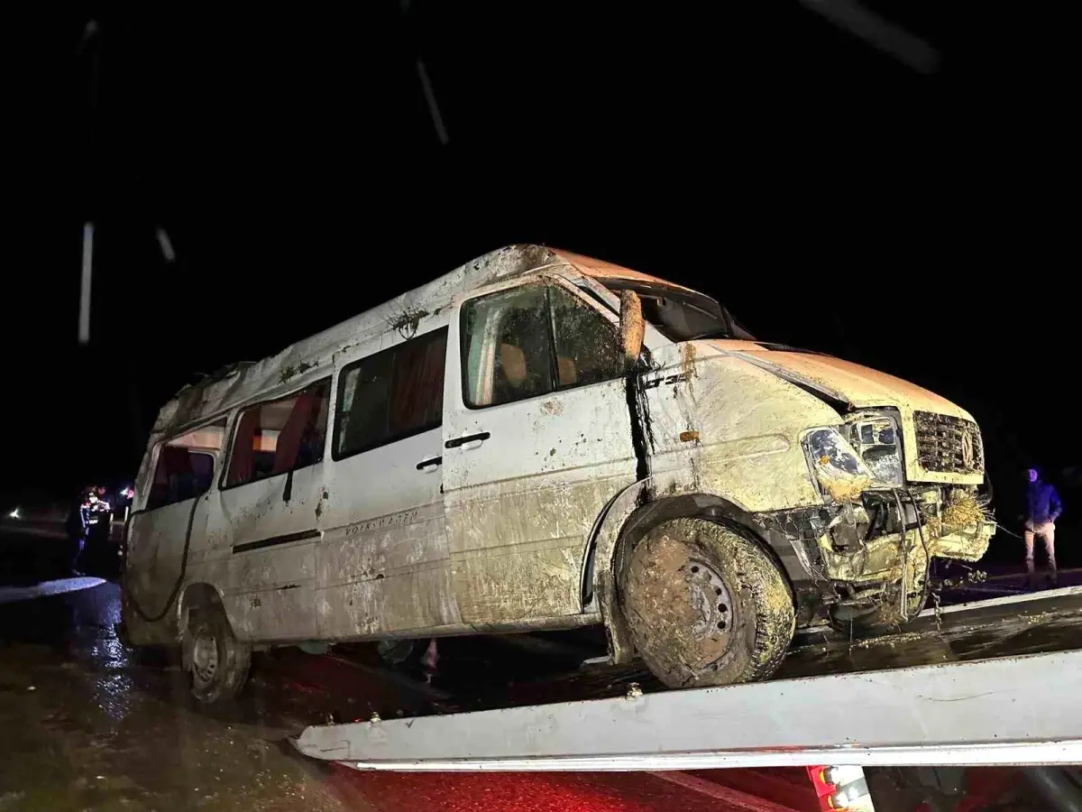 Uşak'ta İşçi Servisi Şarampole Devrildi: 17 Yaralı