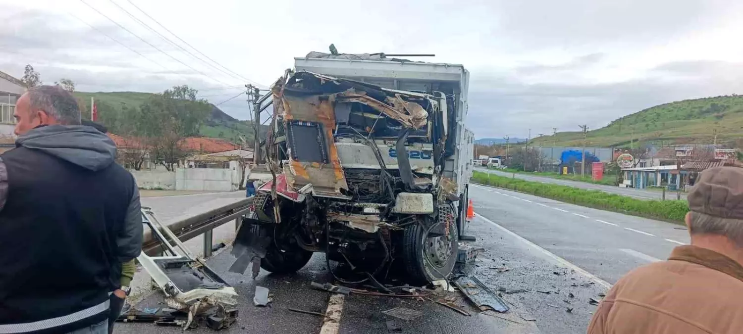 İzmir Aliağa’da Çiğli Belediyesi Kamyonuna Çarpan Sürücü Hayatını Kaybetti