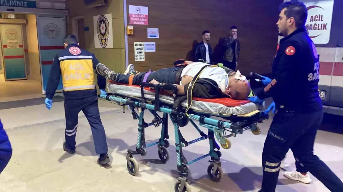 İnegöl'de Kamyon Kazası: İşçi Yaralanarak Hastaneye Kaldırıldı