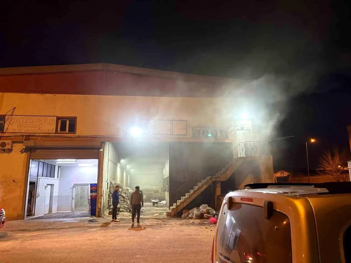 Kayseri Kocasinan'da Hayvansal Ürün Tesisinde Yangın Kontrol Altına Alındı
