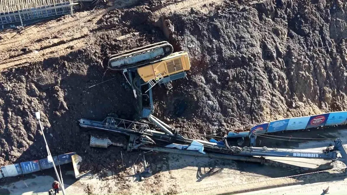 Maltepe Başıbüyük Yolu'nda İş Makinesi Devrildi, Trafik Yoğunlaştı