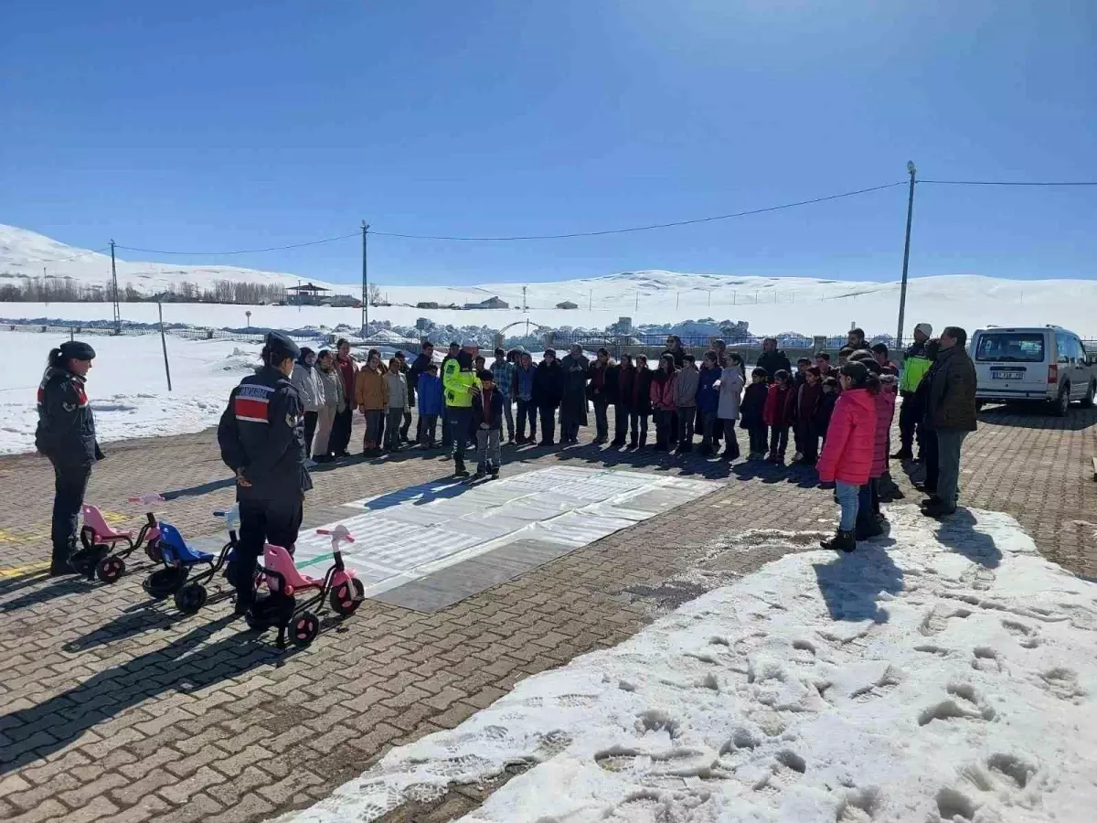 Muş'ta Jandarma, 311 Öğrenciye Trafik Güvenliği Eğitimi ve Hediyeler Dağıttı