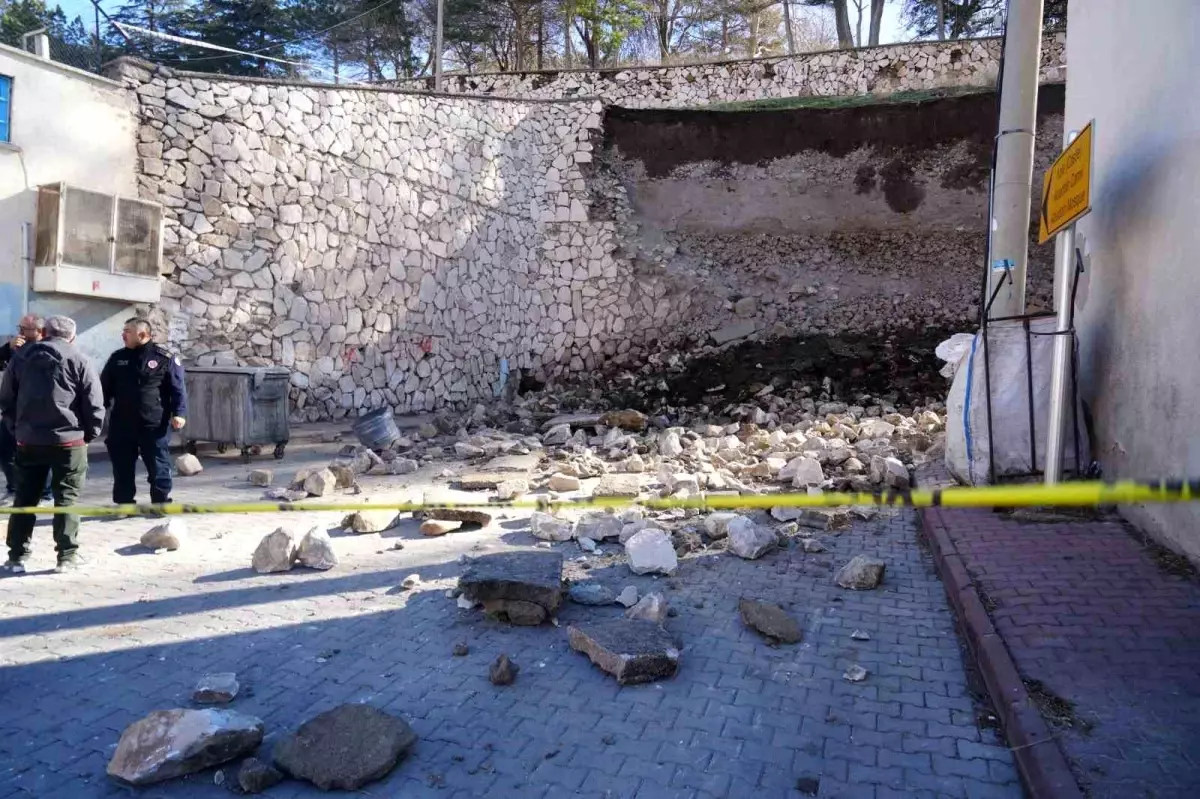 Niğde Kalesi'nde İstinat Duvarı Çökmesi: Enkaz Kaldırma Çalışmaları Sürüyor