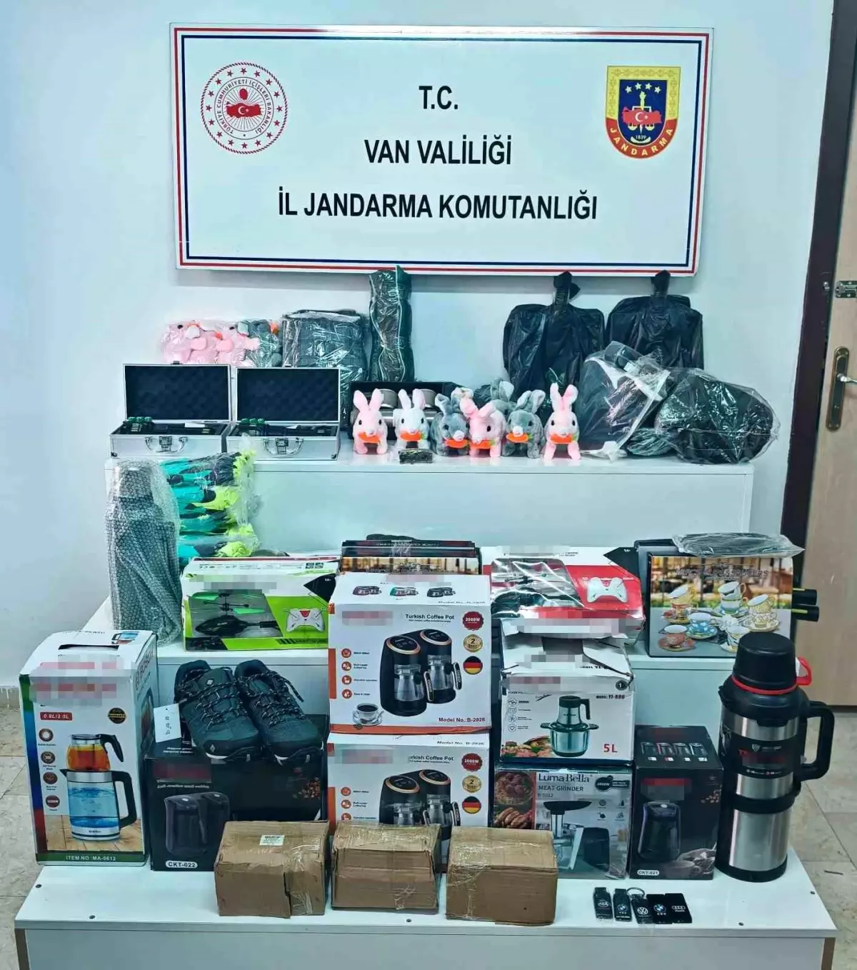 Erciş'te Jandarma Operasyonu: Kamyonette 128 Kaçak Eşya Ele Geçirildi