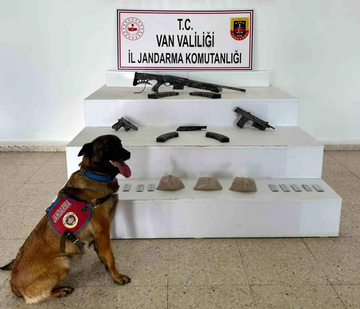 Van’ın Başkale İlçesinde Jandarma 3 Kilo Eroin ve Silahları Ele Geçirdi