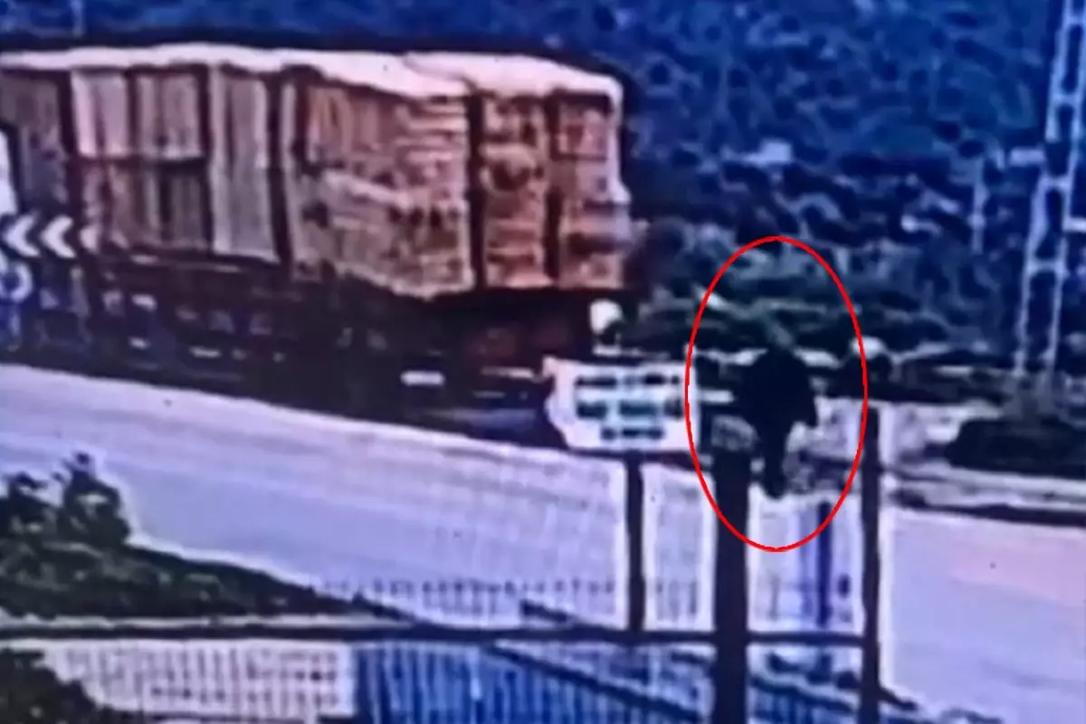 İzmir'de Saman Yığını Tırdan Düşerek Yaya Hayatını Aldı