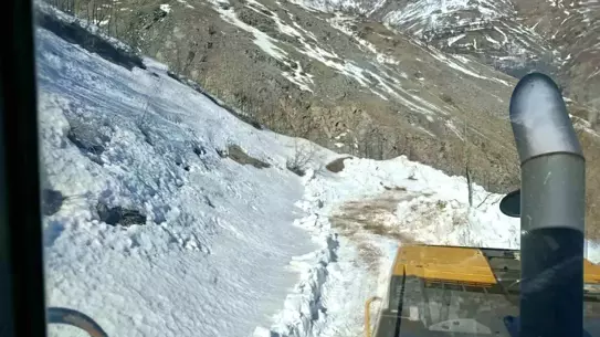 İl Özel İdaresi ekipleri kar küreme çalışması yapıyor