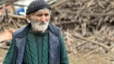 Kaza yerinde kamyonlar ve çöp yığınları