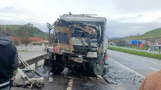 Kaza anı kamyon fotoğrafı