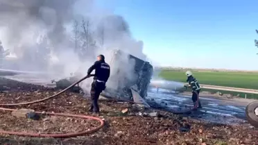 Yangın sonrası söndürülen tırın fotoğrafı