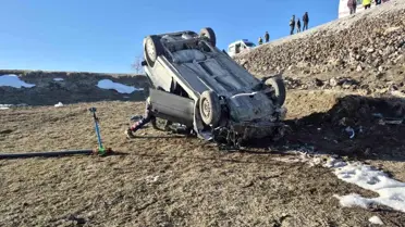 Van Erciş'te Hafif Ticari Araç Şarampole Yuvarlandı: 3 Yaralı