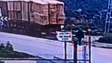 İzmir'de Saman Yığını Tırdan Düşerek Yaya Hayatını Aldı