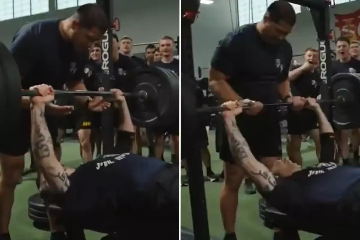Pete Hegseth bench press antrenmanı