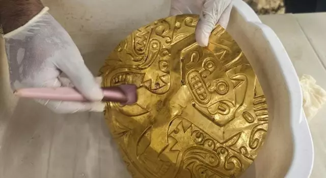 Mezardan çıkarılan altın göğüs takısı