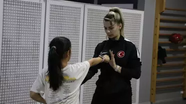 Antrenman sırasında genç tekvando sporcuları