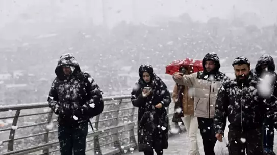 İstanbul’da Ani Kar Yağışı: Saat İçinde Sürpriz Soğuk Dalga