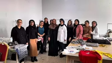 Dikiş kursu sırasında çalışan kadınlar