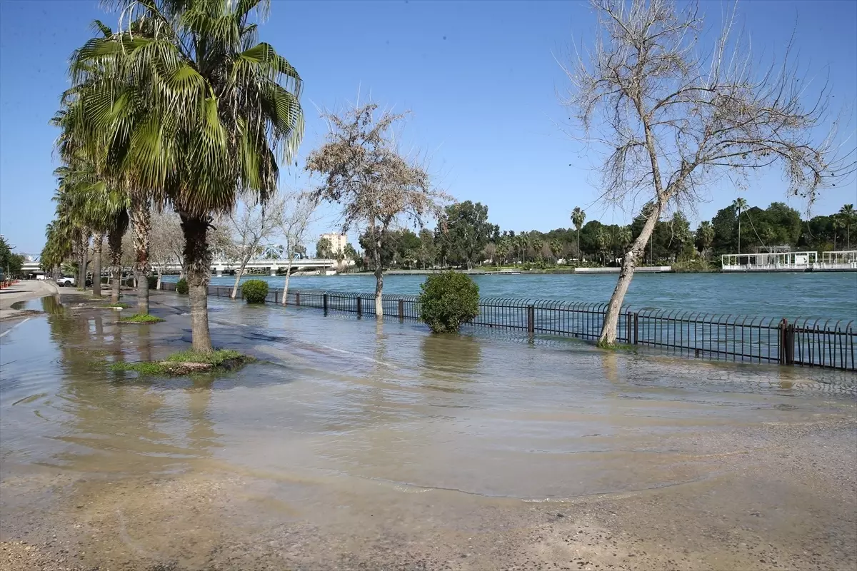 Adana’da Seyhan Barajı’ndan Kontrollü Su Tahliyesi Sürüyor