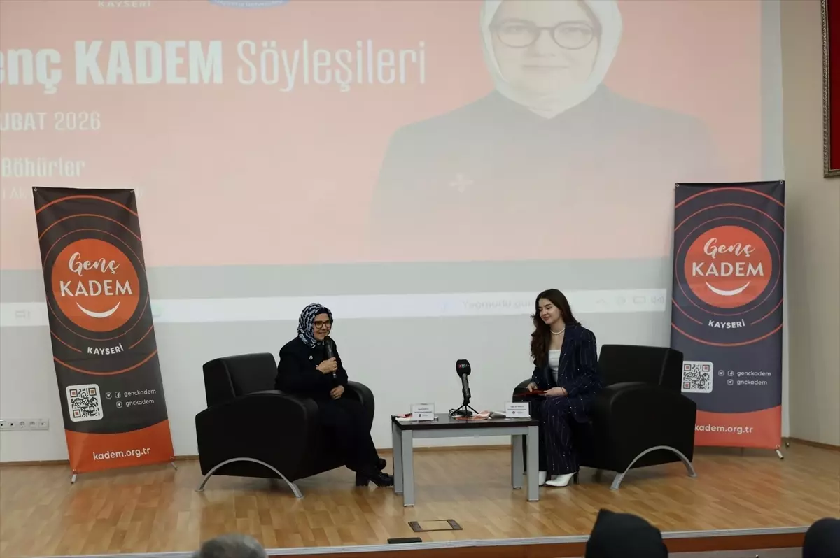 AK Parti Kayseri Milletvekili Böhürler gençlere bilgi veriyor