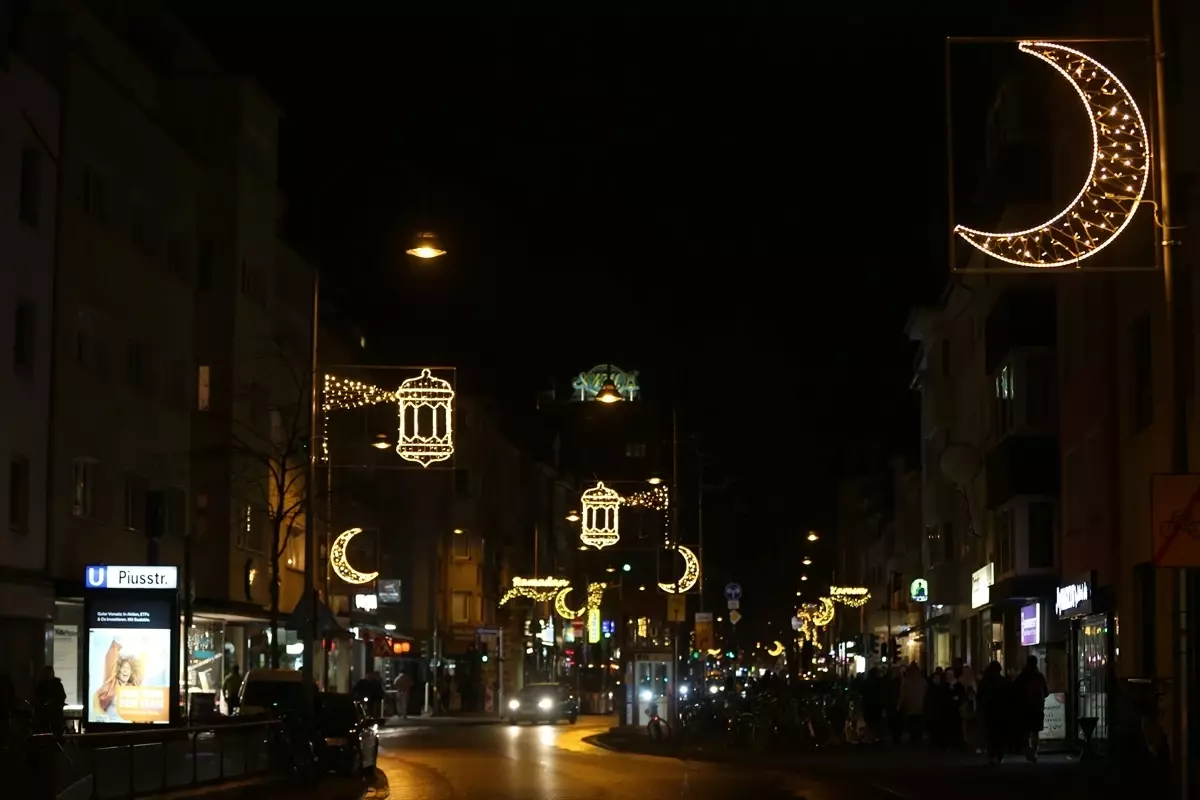 Köln ve Frankfurt’ta Ramazan Işıkları Şehri Aydınlatıyor