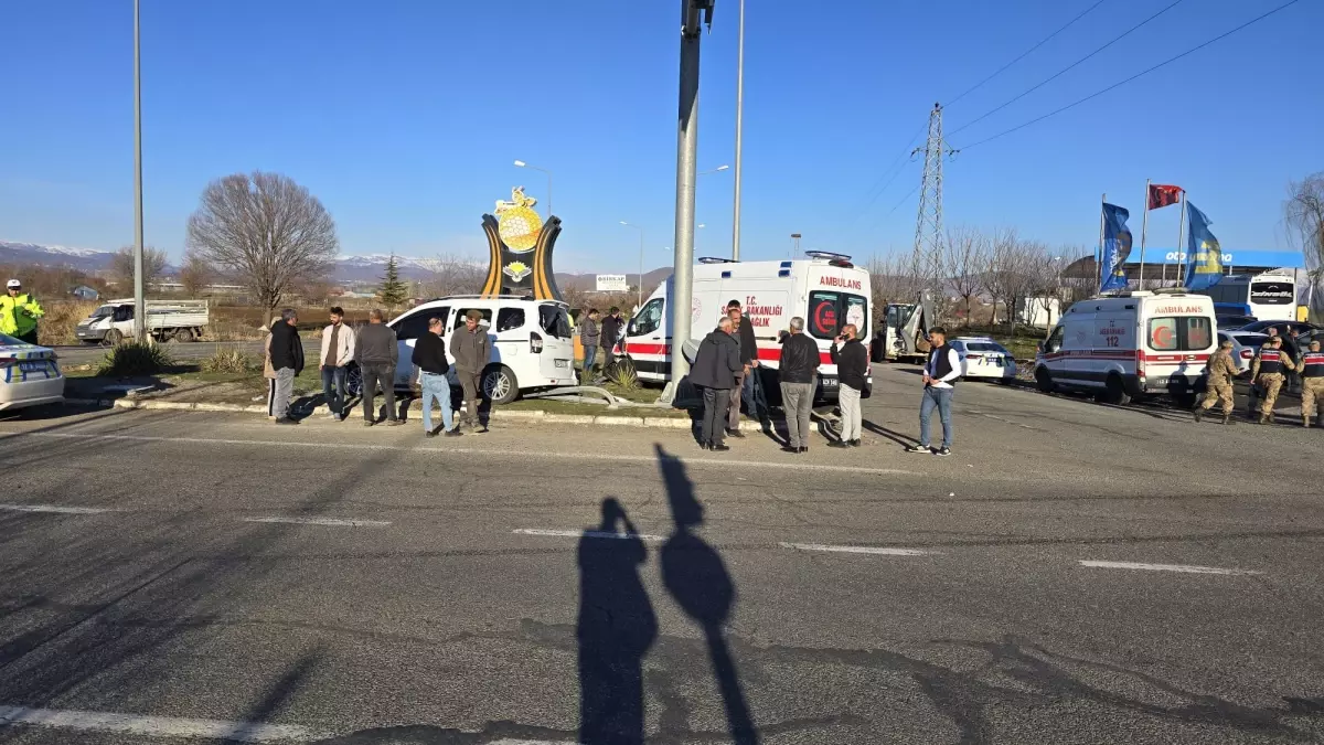 Bingöl'de Ambulans Yolunu Kaybetti: Hafif Ticari Araç Çarptı