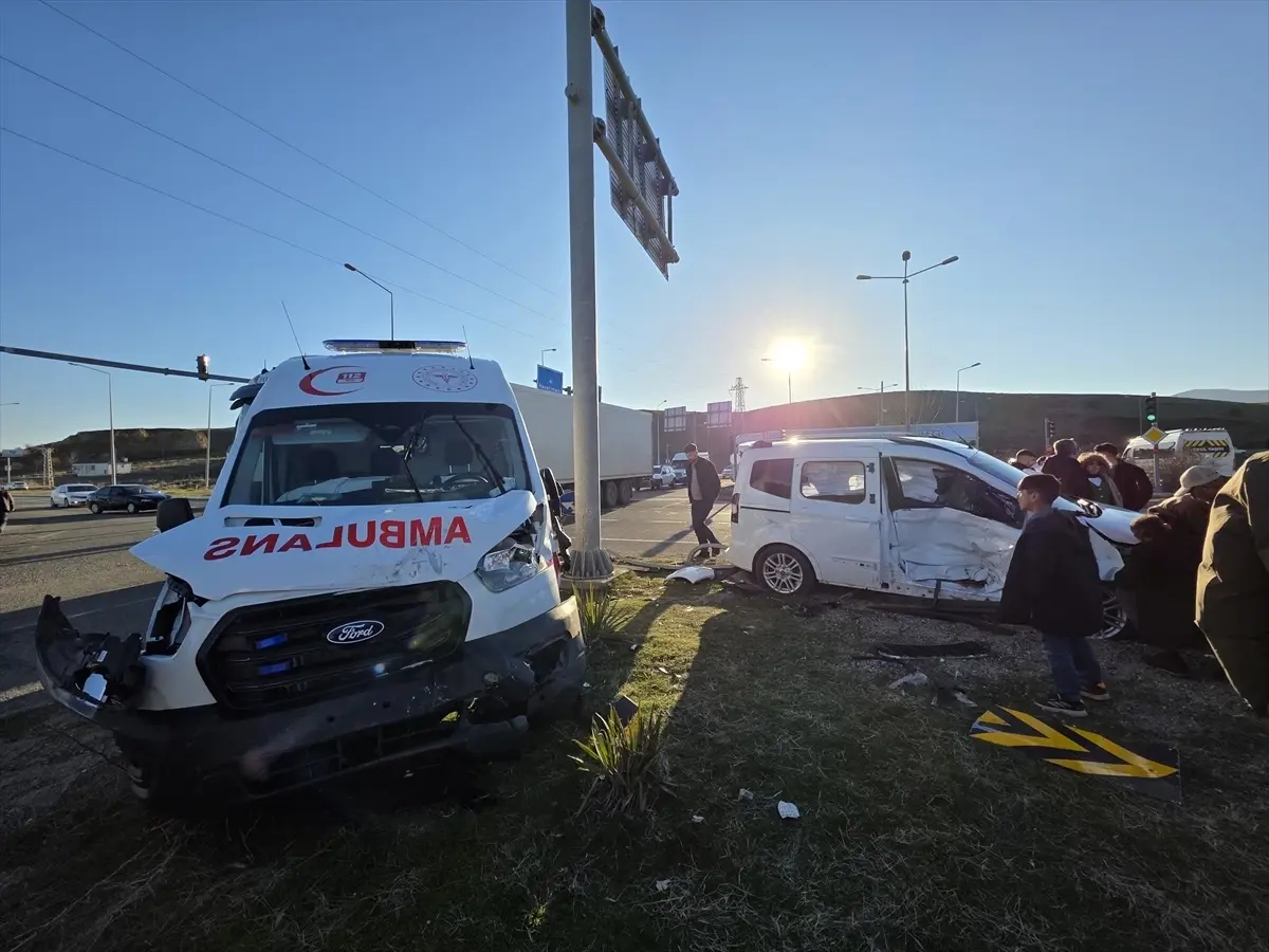 Bingöl'de Ambulans ve Hafif Ticari Araç Çarpıştı: Yaralanma Yok