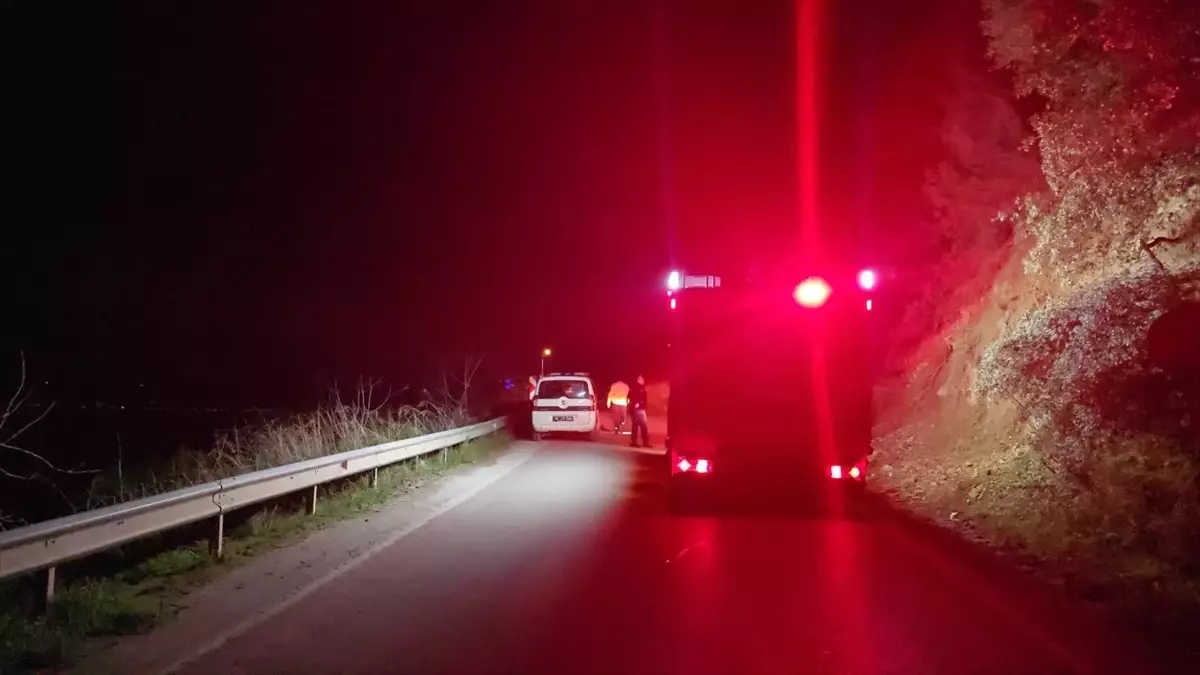 Mudanya Sahil Yolunda Ani Toprak Kayması Yol Kapandı