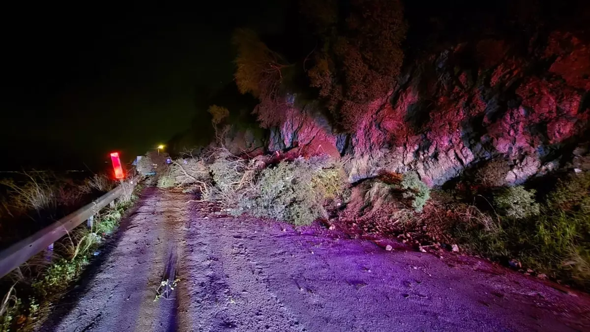 Mudanya Sahil Yolunda Toprak Kayması: Yol Kapalı, Çalışmalar Sürüyor