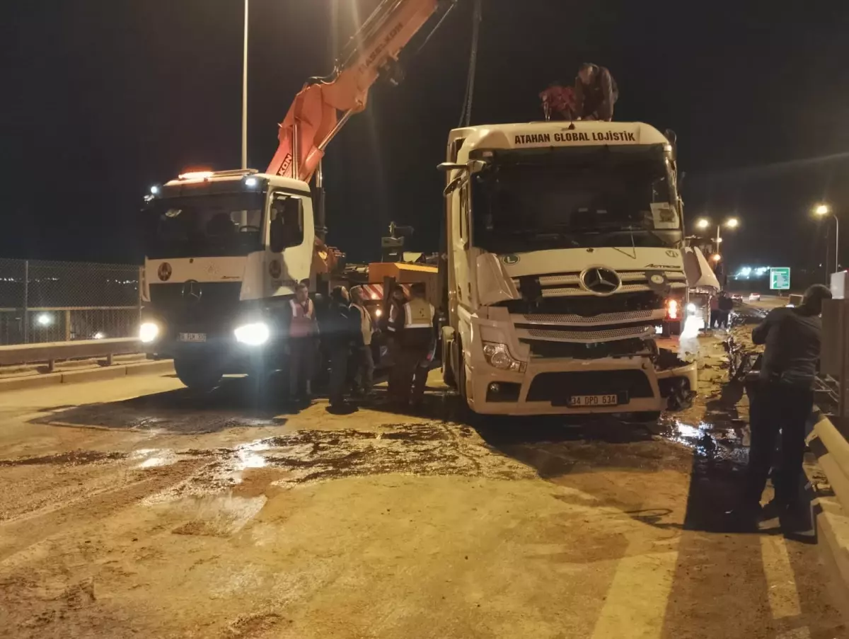 Büyükçekmece TEM Otoyolu'nda Kontrolsüz TIR Devrildi, Şoför Hastaneye Kaldırıldı