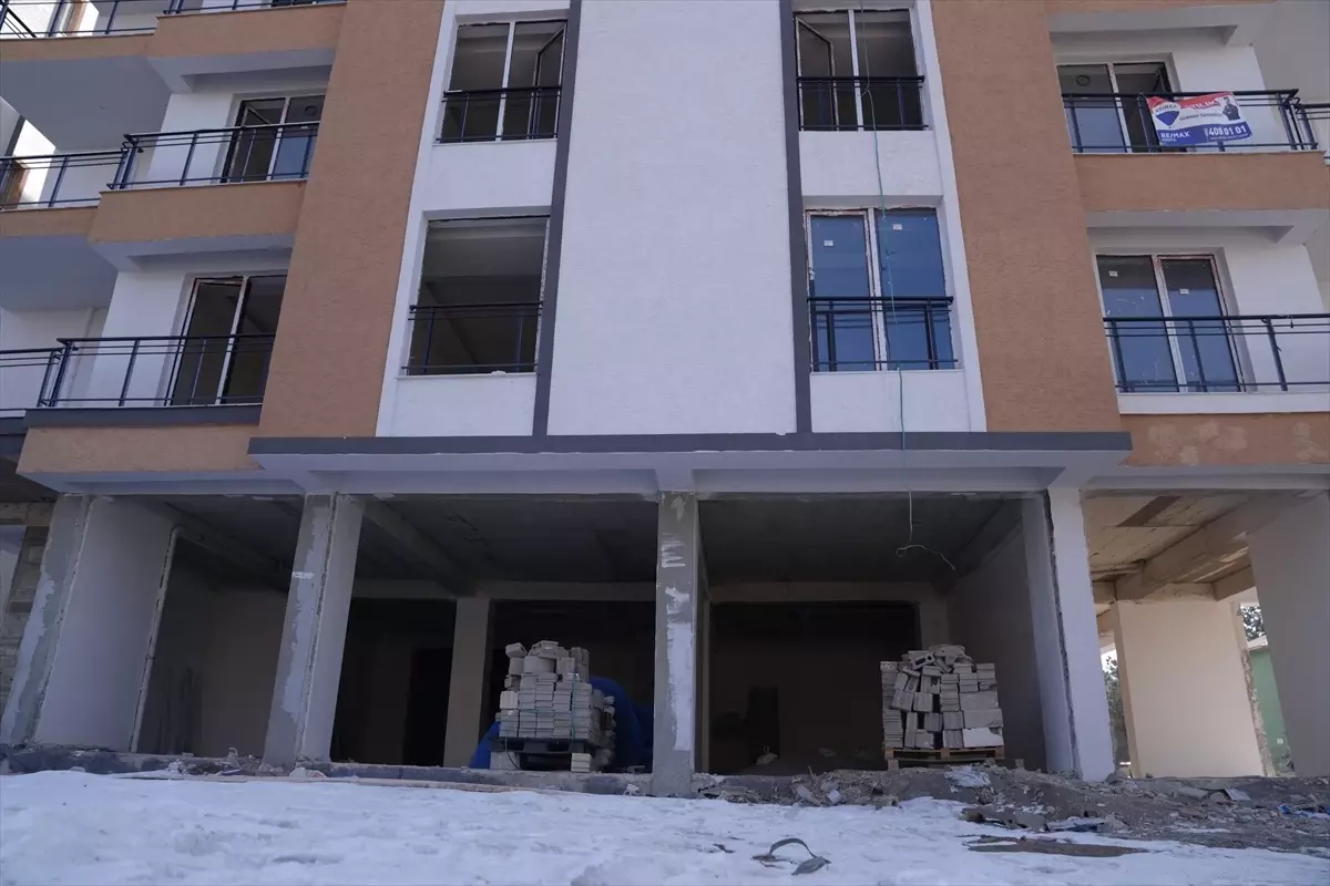 Erzurum’da Cam Balkon Firması, Ödenmeyen Ücret Nedeniyle İnşaat Malzemelerini Söküyor