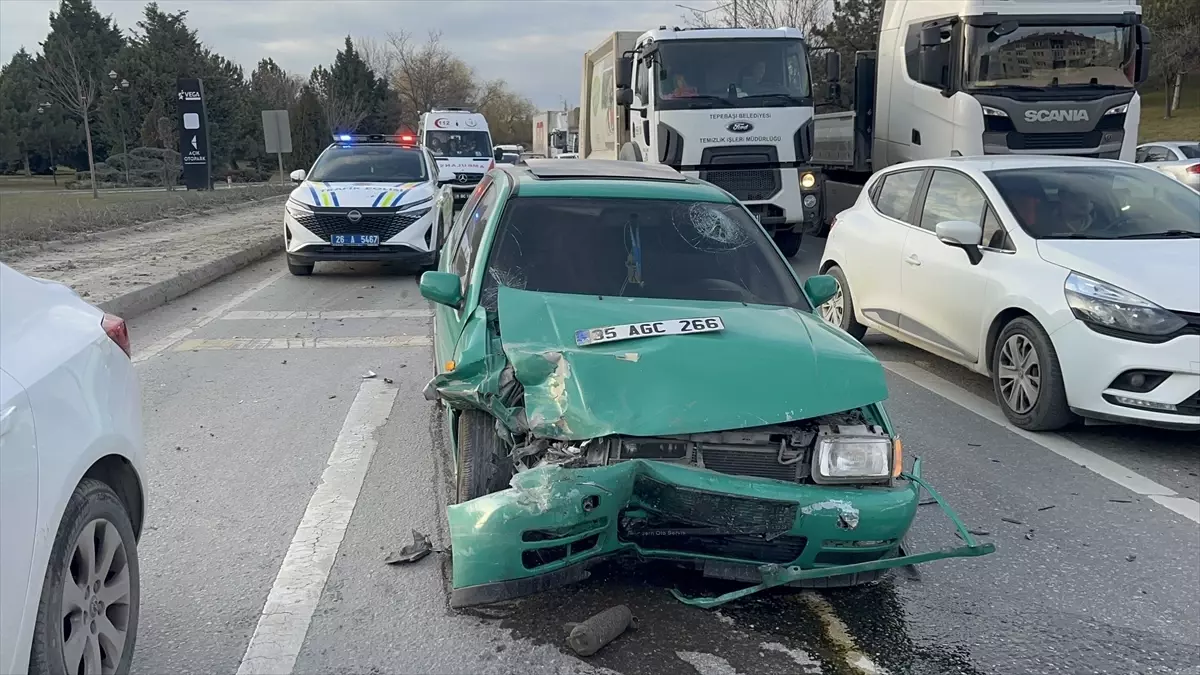 Eskişehir‑Ankara Otoyolunda Zincirleme Kazada 3 Yaralı